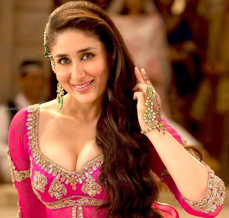 kareena kapoor latest hd cleavage show