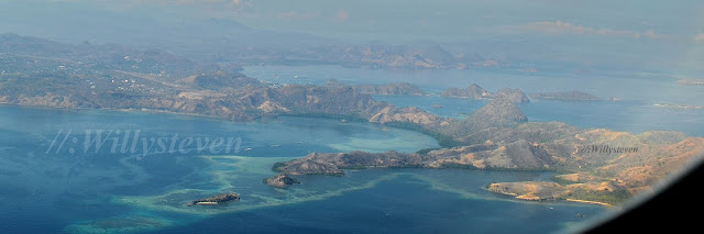 La isla de Komodo es una pequeña isla de Indonesia ubicada en las islas menores de la Sonda. Es famosa por albergar a los dragones de Komodo. Administrativamente, pertenece a la provincia de Nusatenggara Oriental. [editar]Geografía  Komodo se encuentra entre la isla de Sumbawa al oeste y la de Isla de Flores al este. Tiene una extensión de 390 km². La isla pertenece al Cinturón de Fuego del Pacífico y es por lo tanto de origen volcánico. Su punto culminante es el monte Satalibo (Gunung Satalibo), de 735 m de altitud.