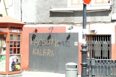 Pintada callejera: "Presoak kalera"