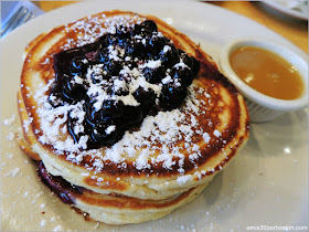 Blueberry Pancakes $15 en Clinton St. Baking Company, Nueva York