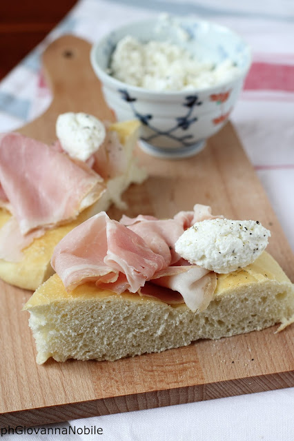 Tranci di focaccia di kamut con prosciutto cotto e quenelle di ricotta