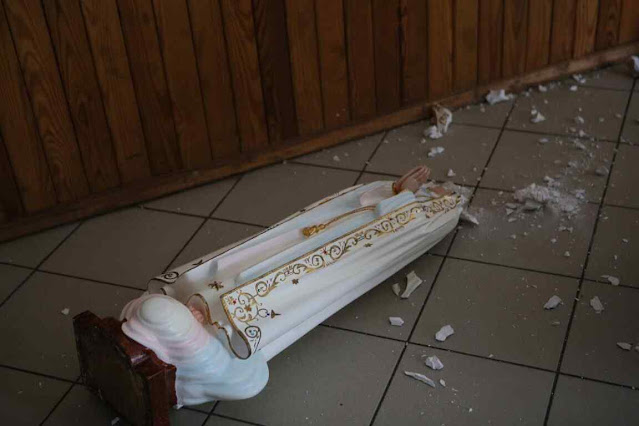 Imagem de Nossa Senhora de Fátima profanada por invasores russos no seminário de  Vorzel, perto de Kiev