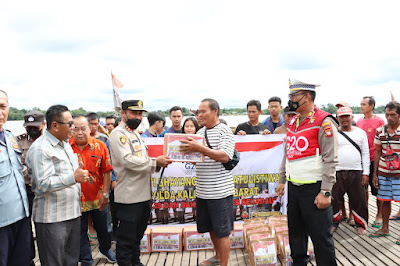 Polres Sekadau sebarkan 150 Paket Sembako Kepada Masyarakat Terdampak Kenaikan Harga BBM di Steigher Pasar Sekadau