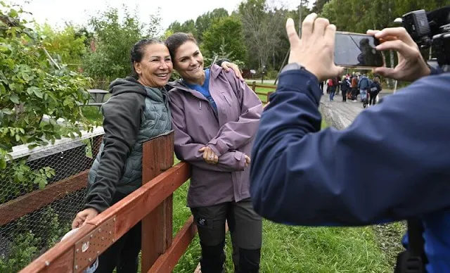 Princess Victoria is wearing a purple jacket by Houdini and Houdini green and black pants. Haglöfs L.I.M Proof jacket