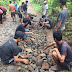 18 Tahun Jalan Tak Dibangun, Warga Cinoyong Swadaya Perbaiki Jalan