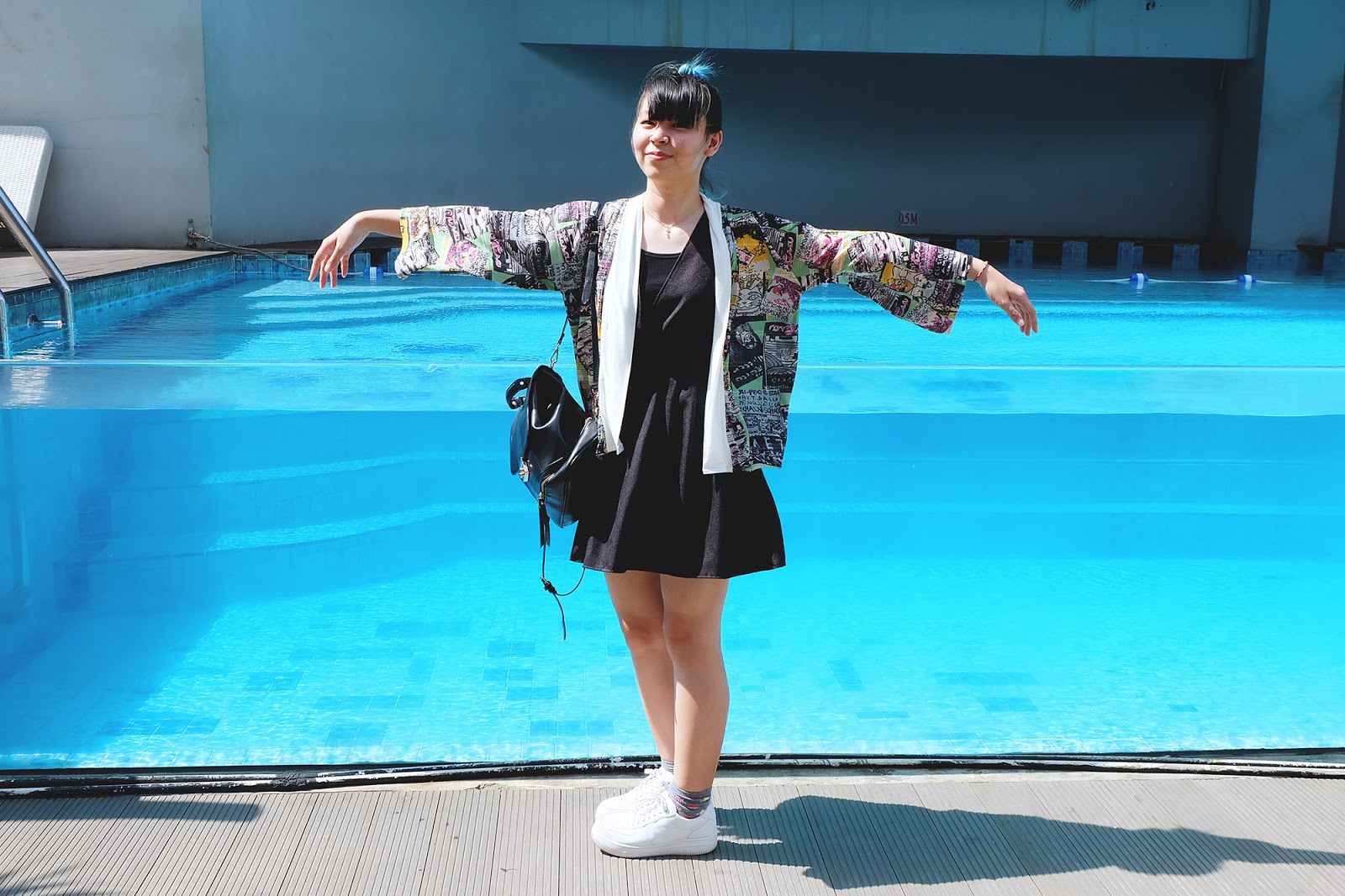 HOW TO WEAR HARAJUKU KIMONO black dress white sneakers | www.bigdreamerblog.com