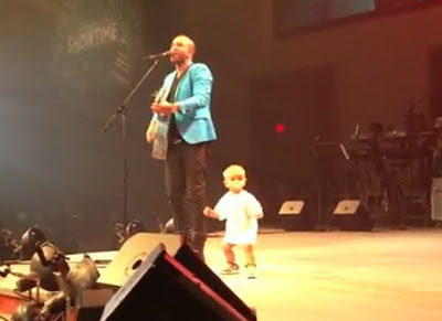 Bebê sobe no palco durante show do pai e 'rouba a cena' ao requebrar