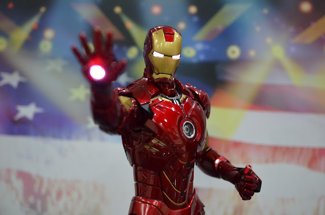 Hot Toys Iron Man Mark IV with Suit Up Gantry