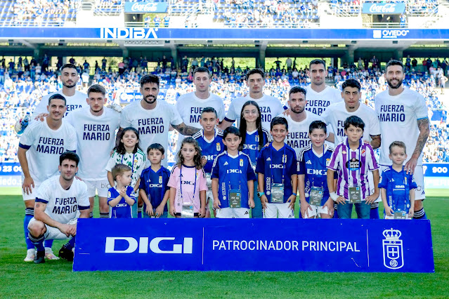 REAL OVIEDO. Temporada 2023-24. Jaime Seoane, Leo Román, Viti Rozada, David Costas, Abel Bretones, Oier Luengo, Sebas Moyano, Dani Calvo, Santiago Colombatto, Borja Bastón. Jimmy Suárez. Con camisetas de apoyo a Mario Hernández, gravemente lesionado. REAL OVIEDO 0 🆚 REAL VALLADOLID C. F. 1 Domingo 24/09/2023, 16:15 horas. Campeonato de Liga de 2ª División, jornada 7. Oviedo, Asturias, estadio Carlos Tartiere: 16.965 espectadores. GOLES: ⚽0-1: 90+2’, Marcos André.