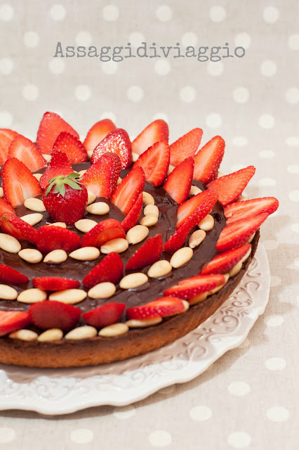 Crostata frangipane al cioccolato, fragole e mandorle