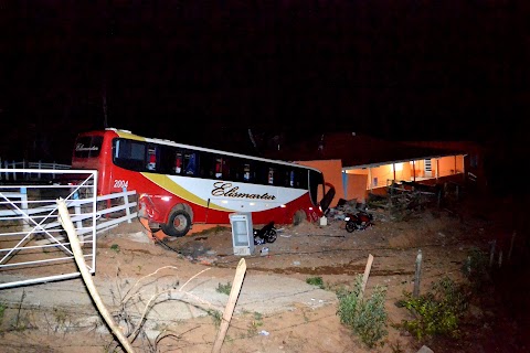 Ônibus clandestino com 39 passageiros cai em ribanceira em Cristina, MG 