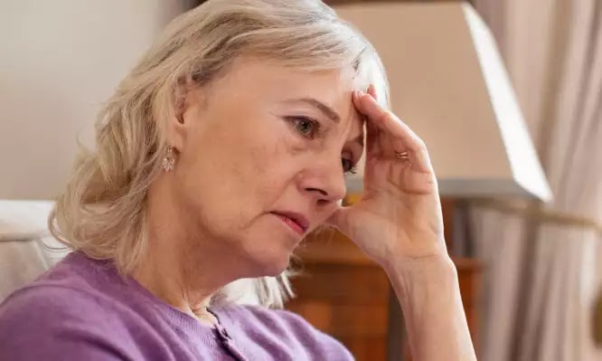 Αλτσχάιμερ: Σε ποια ηλικία αρχίζει και ποια είναι τα πρώτα ύποπτα συμπτώματα