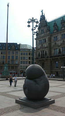 Kunst Rathausmarkt Skulptur aus Stahlseil