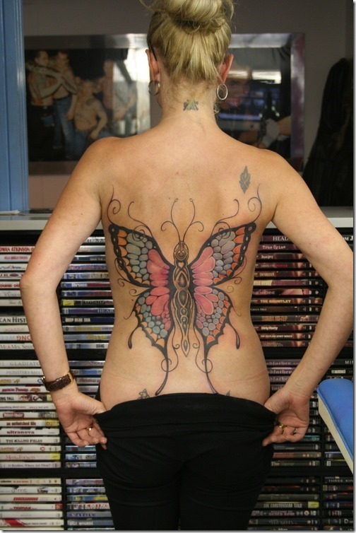 rose_et_noir_papillon_de_tatouage_sur_le_dos