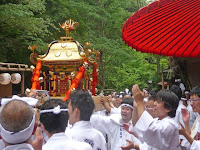 風情のある番傘と神輿。