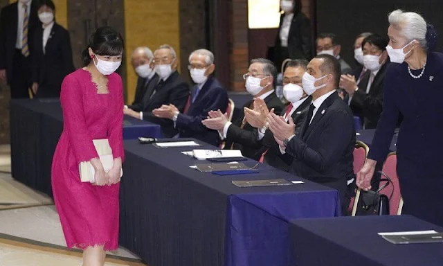 Princess Kako of Japan wore a fuchsia lace v-neck midi dress. gold necklace and red flower earrings. Red leather clutch bag