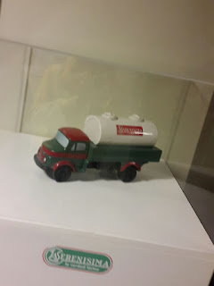 La imagen muestra un modelo de los nuevos camiones que transporta leche
