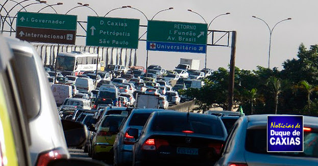 Acidente de carro deixa um morto na Linha Vermelha, altura de Duque de Caxias