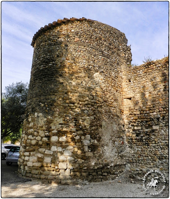 VISAN (84) - Château et remparts médiévaux