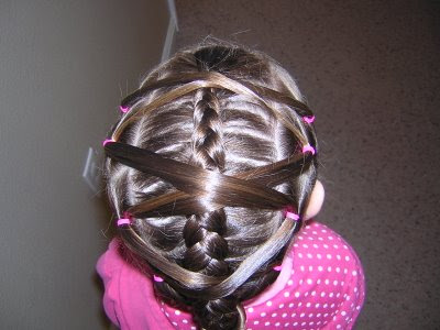 Tags:messy bun hairdo hairstyle rubber band school dance ballet easy prom
