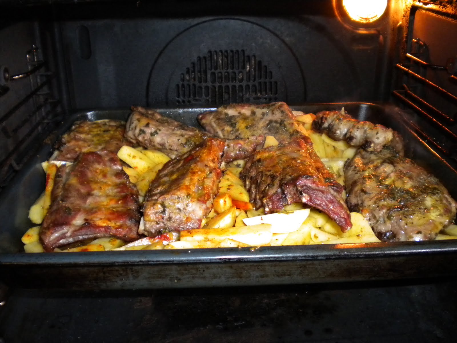 MIS TRUCOS DE COCINA: COSTILLAS DE CERDO AL HORNO CON PATATAS