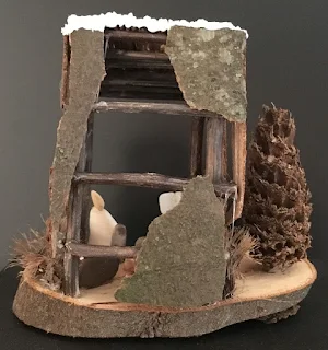 mini crèche nature toit une pente vue de dos