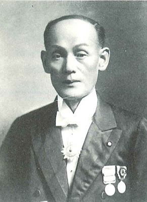  Biografi Torakusu Yamaha        Torakusu Yamaha adalah tokoh populer dalam dunia bisnis dan koorporasi internasional asal Jepang. namanya disejajarkan dengan Konosuke Matsushita - Pendiri Panasonic, Sakichi Toyoda (Pendiri Toyota), Yataro Iwasaki (Pendiri Mitsubishi) dan Akio Morita - Pendiri Sony. Beliau adalah pendiri Yamaha Coorporation, raksasa sepeda motor asal Jepang yang brand terkenal dalam dunia otomoti dan industri music. Lahir 20 April 1851 dan meninggal pada usia 65 tahun tepatnya 8 Agustus 1916. Sejak muda Torakusu Yamaha telah berkecimpung dalam dunia ilmu pengetahuan terutama bidang astronomi, mekanika dan teknik. Ia berguru pada ahli asal Inggris yang memberinya peluang untuk magang di sekolah kedokteran Jepang di Kota Nagasaki. Disini Yamaha bekerja sebagai mekanik peralatan kedokteran.   Suatu hari Yamaha diminta sekolah tersebut memperbaiki alat music organ. Ia merampungkan pekerjaannya dengan sempurna, dan pekerjaan tersebut mengilhaminya mendirikan perusahaan alat music terutama organ. Cita-citanya terealisasi tahun 1887 dengan keberhasilannya mendirikan Yamaha Manufacturing Company, produsen pertama dari alat-alat musik Barat di Jepang. Pada 1889, perusahaan itu mempekerjakan 100 orang dan menghasilkan 250 organ setiap tahun.  Tahun 1899, Kementrian pendidikan Jepang mengirim Yamaha ke Amerika Serikat untuk belajar membuat piano. Setelah itu, Perusahaan Nippon Gakki (tempat Yamaha bernaung) mulai membuat