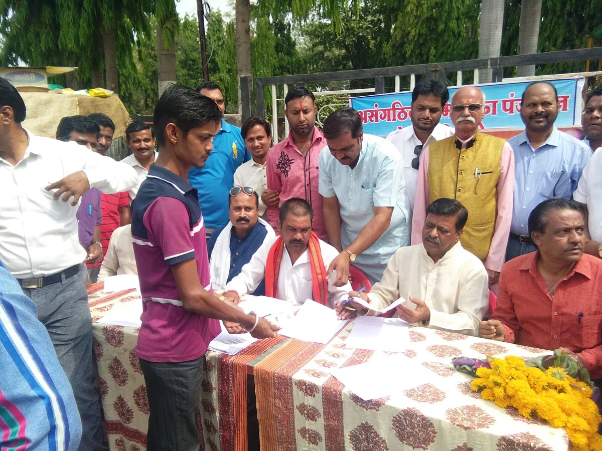 असंगठित मजदूर कल्याण योजना में विधायक एवं जिला भाजपाध्यक्ष ने किये पंजीयन-Bharatiya-Janata-Party-celebrates-celebration-of-BJP-with-enthusiasm