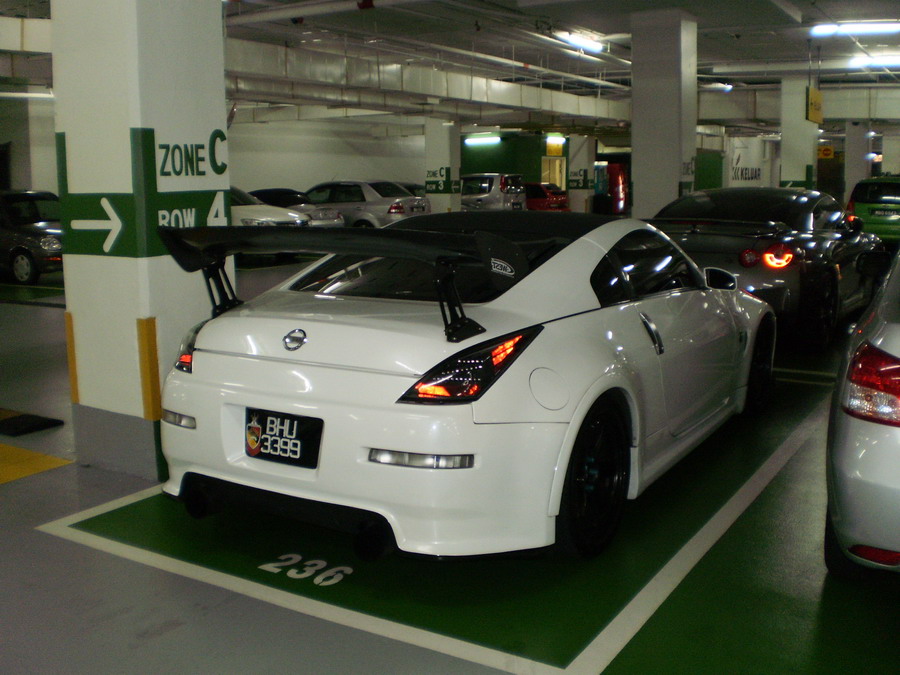 Fairlady 350Z with full bodykit if no wrong there are Amuse front bumper 