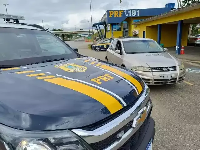 PRF recupera veículo furtado durante fiscalização na Régis Bittencourt