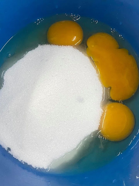 kacau 3 biji telur dan 1 cawan gula