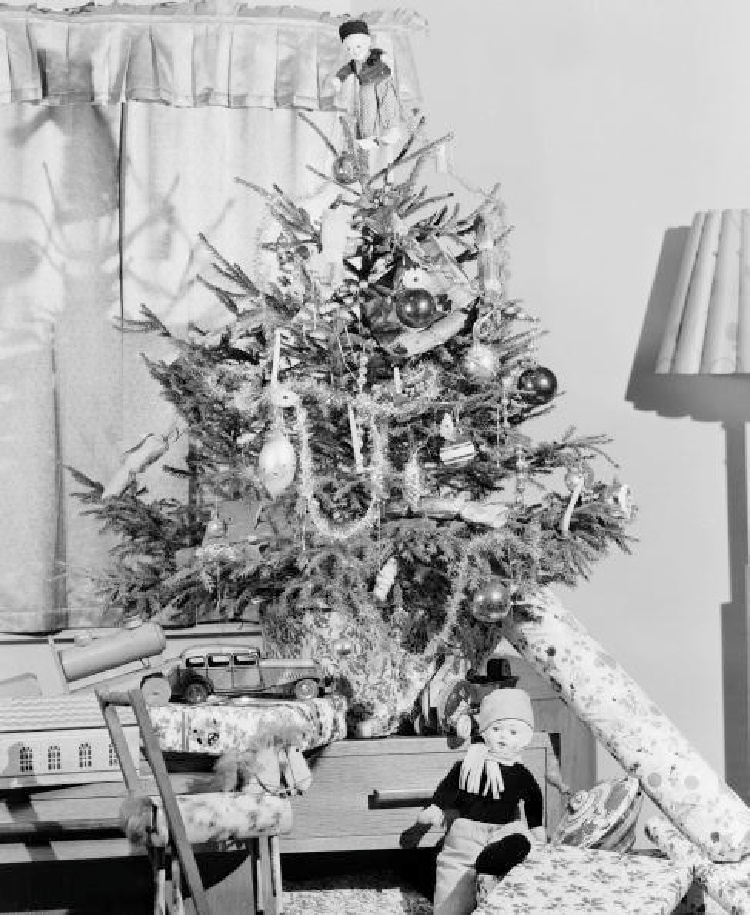 A Vintage Nerd, Vintage Christmas Tree Inspiration, Christmas Trees Through the Years, Vintage Christmas, Retro Christmas Decor, Retro Christmas Trees