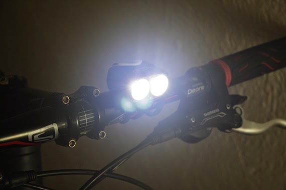 Foco Magicshine MJ-880 L2 2200 lumens, para rodar casi con luz de día