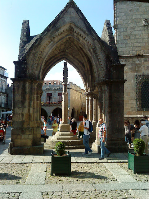 by E.V.Pita....Portugal: castle of Guimaraes and old town / Por E.V.Pita.... Portugal: castillo de Guimaraes y villa medieval / O castelo de Guimaraes (Pita)