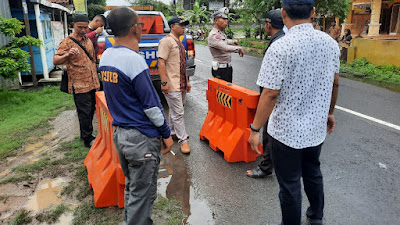 Mencegah Terjadinya Kecelakaan di Jalan Ngampe-Kemiri, Dishub Purworejo Pasangi Water Barrier