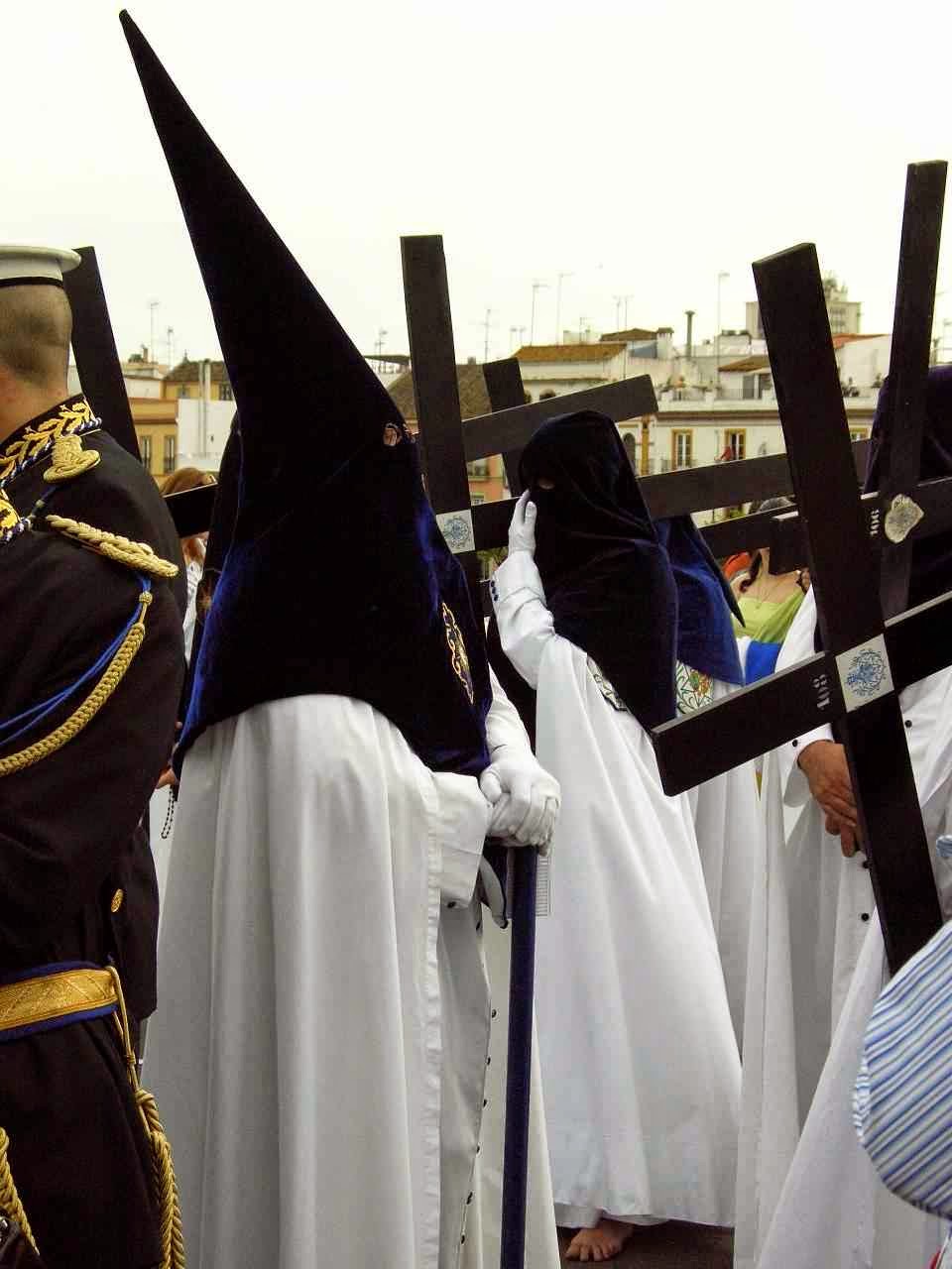 Confraria de penitentes carregando a Cruz, Semana Santa, Sevilha, Espanha.