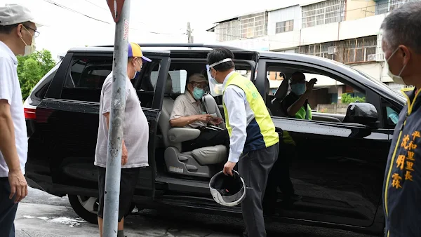 溫馨接送情 彰化市長林世賢座車接送長者打疫苗