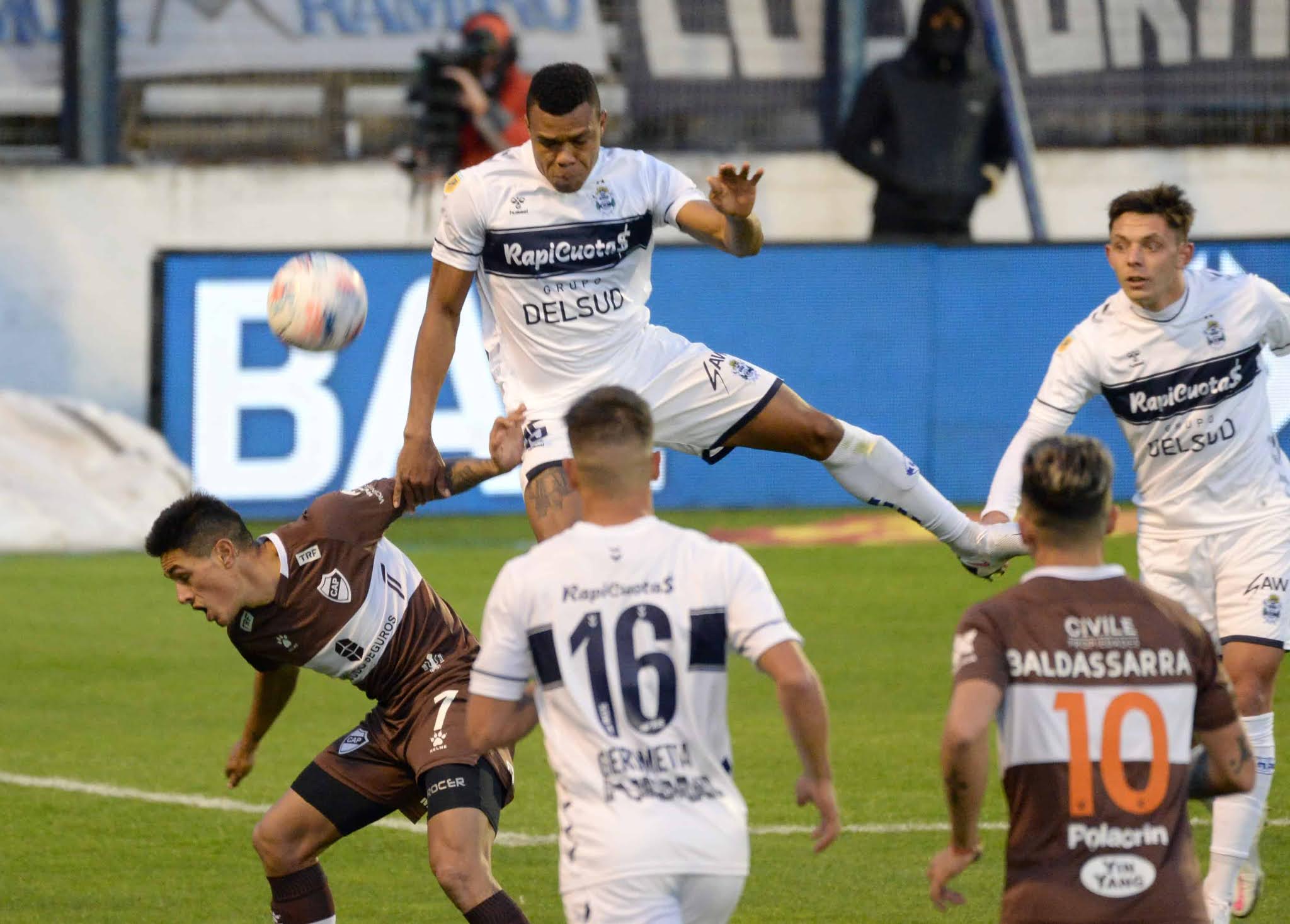 Gimnasia reaccionó y rescató un empate en el Bosque ante Platense