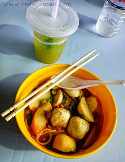 Food lover, foodgasm, Malaysian Cuisine, Malaysian Food, Best food in Malaysia, Travel to Malaysia, What to eat in Malaysia, Chicken Fried Mee, Mee, Mee hoon, fish balls, tom yum, Spicy food,  Food bloggers in Pakistan, tofu, Yee Mee, Laksa