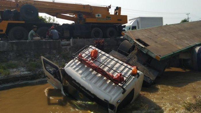 Truk Muatan Pakan Ternak Nyemplung Sungai di Pinggir Jalan Pantura Cepiring Kendal