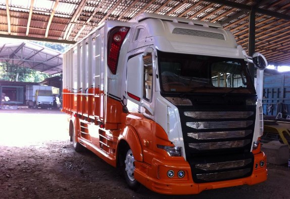 Canter modif scania - putih orange