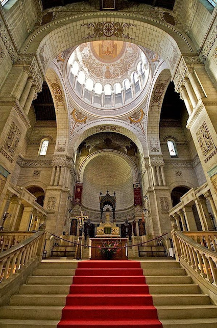 Tours: interior da basílica