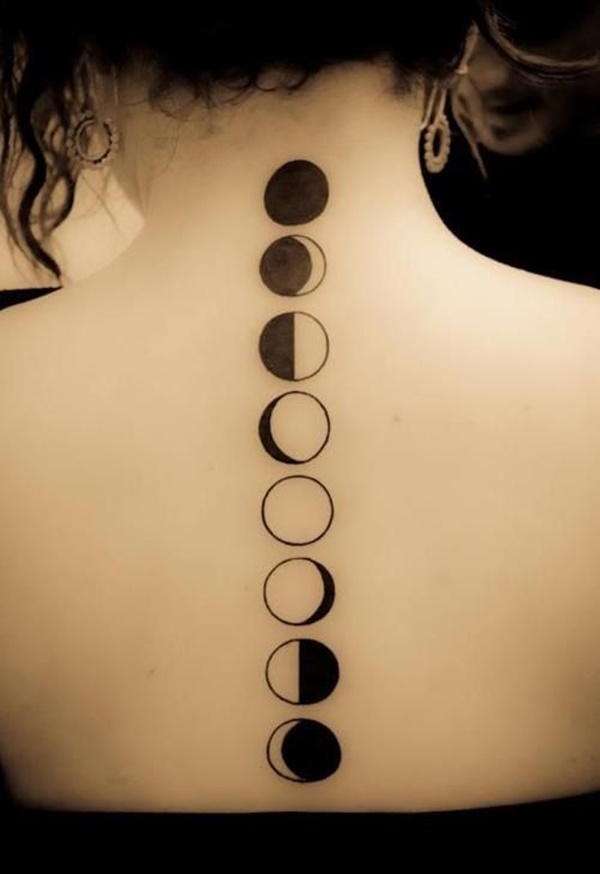 Um gráfico mostra as várias fases da lua, correndo ao longo do utente vertebral, essa tatuagem.