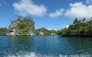 Keliling Pulau-pulau Karst di Teluk Kabui