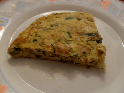 Trozo de tortilla de calabacines con atún en plato