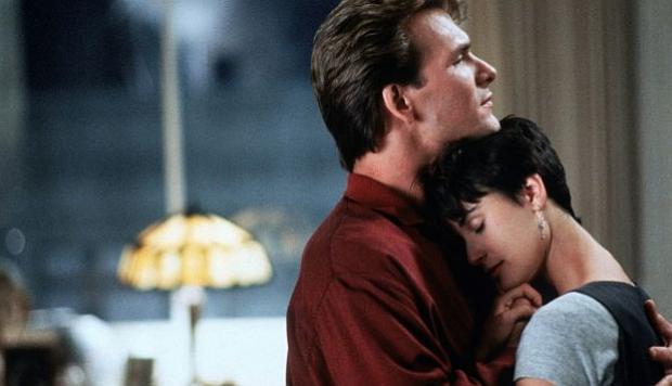 Ghost-m%25C3%25A1s-all%25C3%25A1-del-amor-ambrazo-entre-Patrick-Swayze-y-Demi-Moore