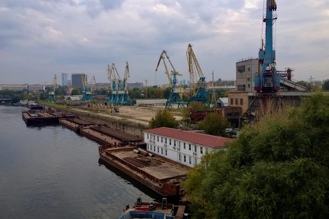 вид с Шелепихинского моста, Москва-река, Западный речной порт, Опытно-экспериментальный завод железобетонных конструкций «Подводречстрой»