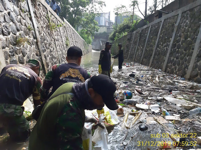   Gandeng KKN UPI, Satgas Sub 03 Sektor 22 Citarum Harum Bersihkan Sungai Ciwarga