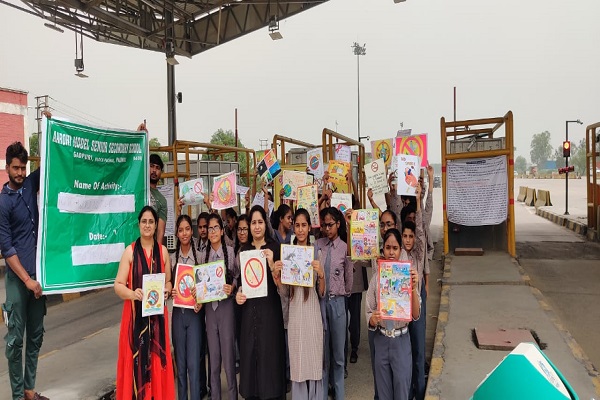 Aarohi-Model-Senior-Secondary-School-celebrated-World-Tobacco-Day-by-taking-out-a-road-safety-rally-at-the-controversial-Gadpuri-toll-plaza