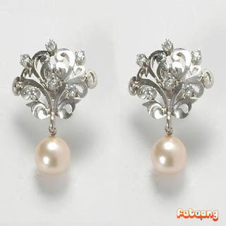 White gold pearl earrings